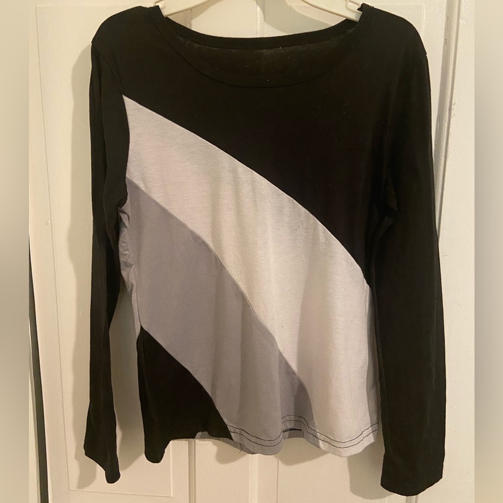 Long sleeve shirt black, white and gray. size (Small)